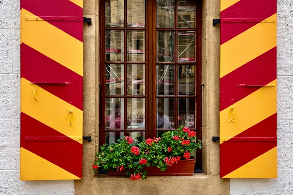 Fenêtre moderne installée sur une façade suisse